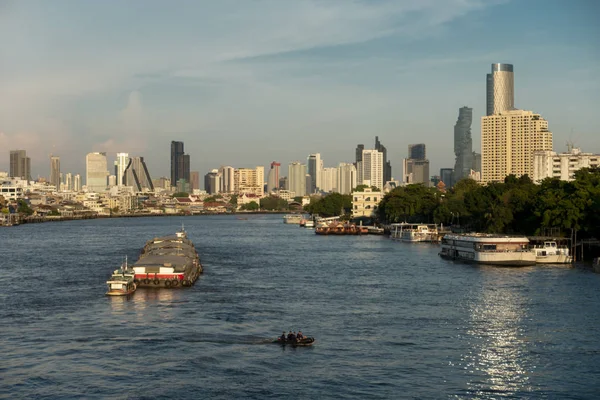 Bangkok, Thailand cityscape on the river — Stock Photo, Image