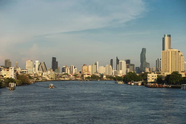 Bangkok, Tailandia paisaje urbano en el río — Foto de Stock