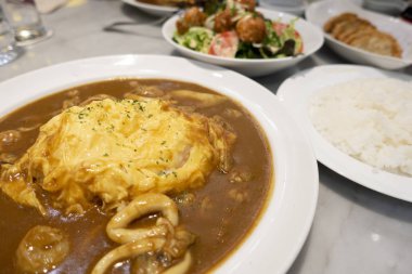 Omlet kremalı Japon körili pilavı
