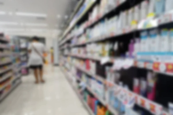 Blur image producten op planken in cosmetica afdeling. — Stockfoto