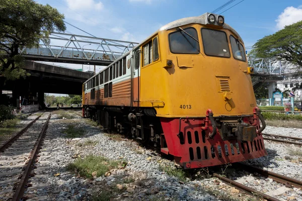 Diesel locomotive of the Thai State Railway in bangkok  station — Stock Photo, Image