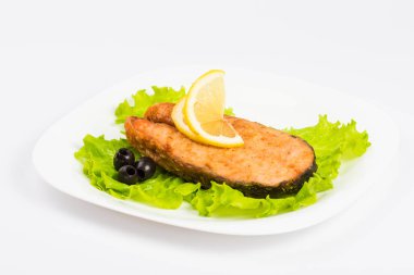 beyaz izole sebze ile kızarmış balık