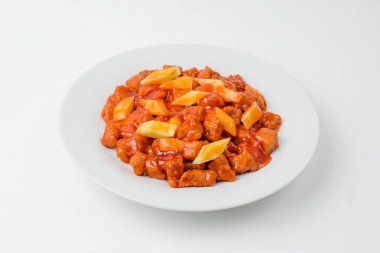 domates soslu ananas ile tavuk beyaz izole