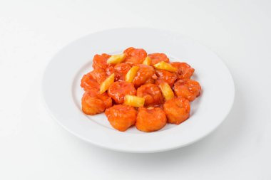 beyaz izole tabakta ananas ile et