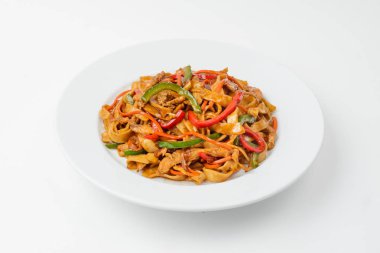 et soslu makarna ve fesleğen beyaz izole