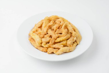  Kızarmış tavuk beyazda izole.