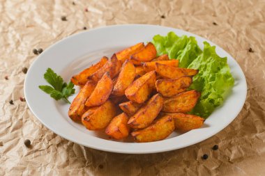 Tabakta kızarmış patates