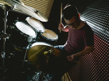 davul çalan müzik stüdyosunda davulcu