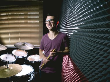 davul çalan müzik stüdyosunda davulcu