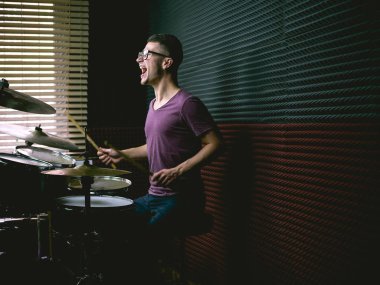 davul çalan müzik stüdyosunda davulcu