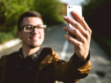 selfie yapan genç adam