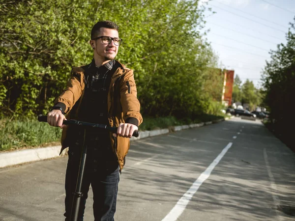 kickscooter sürme adam 