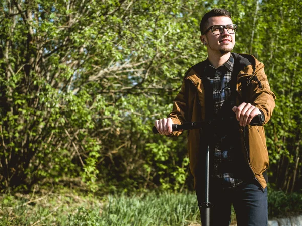 kickscooter sürme adam 