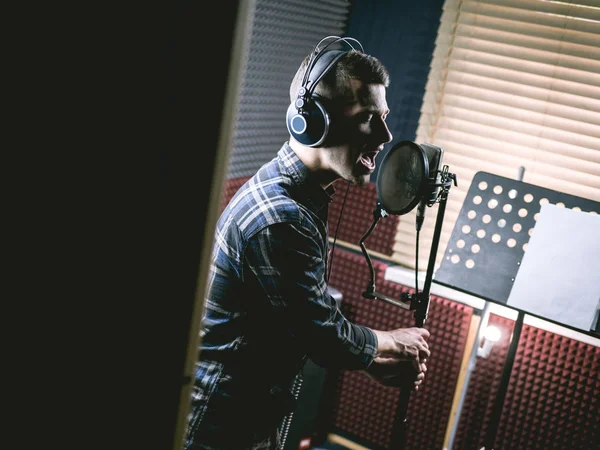 Jovem Cantando Estúdio Gravação — Fotografia de Stock