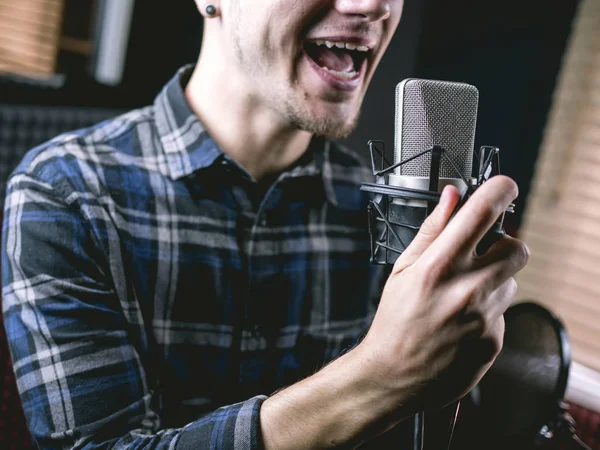 Jovem Cantando Estúdio Gravação — Fotografia de Stock