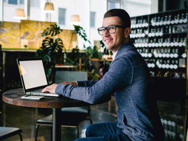 kafede dizüstü bilgisayar ile iş adamı