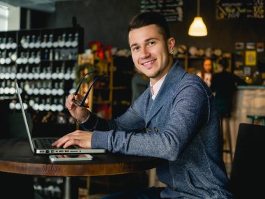 kafede dizüstü bilgisayar ile iş adamı