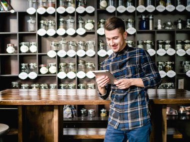 Kafede tabletli genç adam