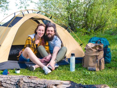 Birkaç çadırda dinlenin. 