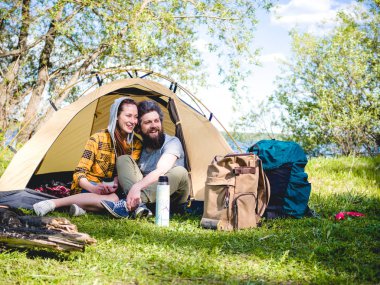 Birkaç çadırda dinlenin. 