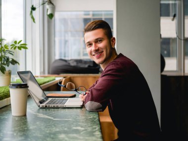 kafede dizüstü bilgisayar ve kahve kağıdı fincan ile öğrenci