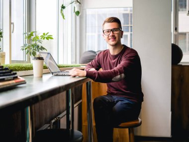 kafede dizüstü bilgisayar ve kahve kağıdı fincan ile öğrenci