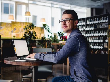 kafede dizüstü bilgisayar ile iş adamı