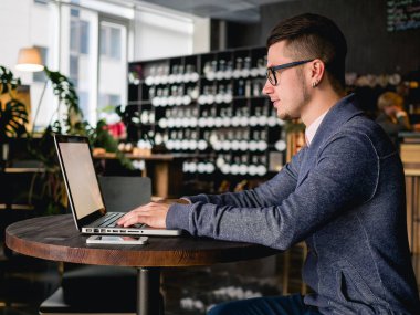 kafede dizüstü bilgisayar ile iş adamı