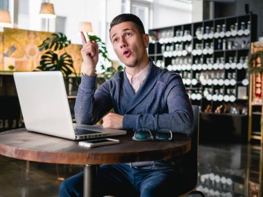 kafede dizüstü bilgisayar ile iş adamı