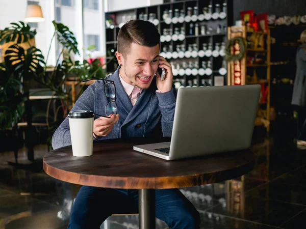 kafede dizüstü bilgisayar ile iş adamı