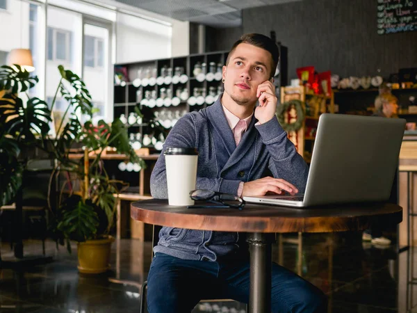 kafede dizüstü bilgisayar ile iş adamı