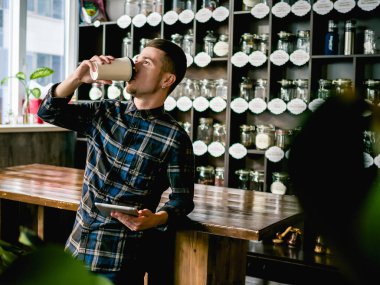 kafede kahve kağıt fincan ile adam 