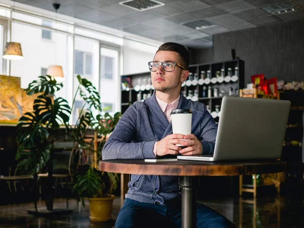 kafede dizüstü bilgisayar ile iş adamı