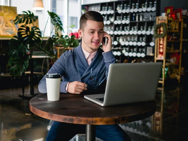 kafede dizüstü bilgisayar ile iş adamı