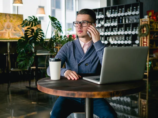 kafede dizüstü bilgisayar ile iş adamı