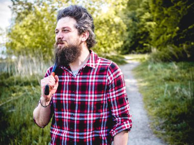 Balta ile ormanda Lumberjack