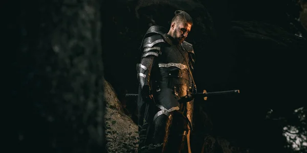森の中で剣とクロスボウを持つ鎧の謎のスカーフェイス騎士 — ストック写真