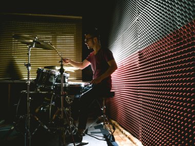 Davulcu kayıt stüdyosunda