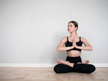 Yoga egzersizleri yapan çekici esnek kız