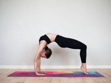 Yoga egzersizi yapan çekici Avrupalı kız