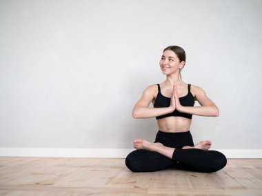 Yoga egzersizi yapan çekici Avrupalı kız