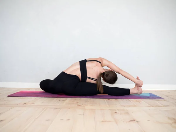 Aantrekkelijk Europees Meisje Doet Yoga Oefening — Stockfoto