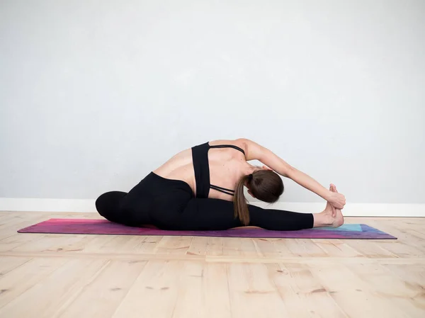 Atractiva Chica Europea Haciendo Ejercicio Yoga —  Fotos de Stock