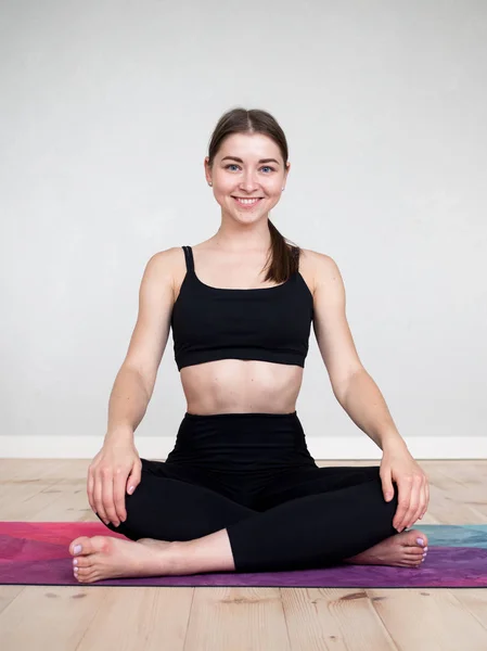 Attractive European Girl Doing Yoga Exercise — Stock Photo, Image