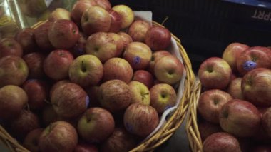 Süpermarkette satılık sepetelma yığını. taze bir görünüm. doğrudan çiftçilerden.