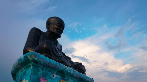 Poklatkowy Luang Thuat Statue Legendarny Mnich Posąg Nad Niebo — Wideo stockowe