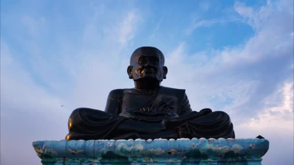 Poklatkowy Luang Thuat Statue Legendarny Mnich Posąg Nad Niebo — Wideo stockowe