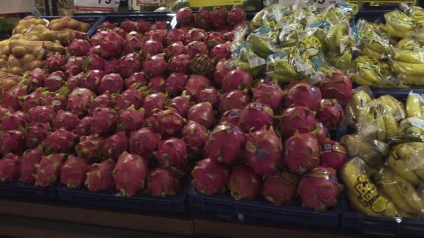 スーパーマーケットで販売のためのバスケットに果物の多く — ストック動画