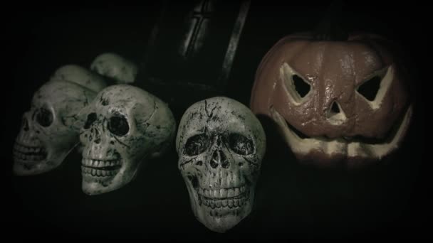 Starý Filmový Pohled Halloweenské Dekoraci Lebkami Hrobkou Jackem — Stock video