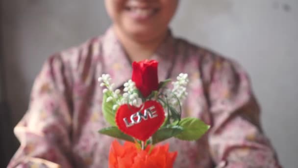 Ασιάτισσα Χαμόγελο Δίνει Μια Γλάστρα Κόκκινο Τριαντάφυλλο Για Σας Για — Αρχείο Βίντεο